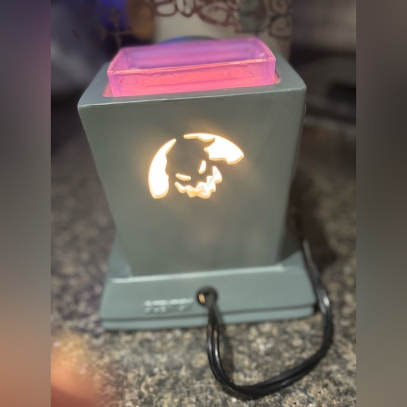 OOGIE BOOGIE’S CASINO NIGHTMARE BEFORE CHRISTMAS SCENTSY WARMER RARE - Picture 7 of 15